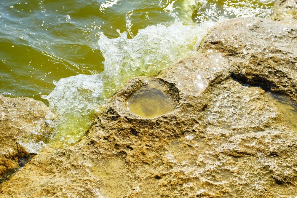 Хутор Рожок на азовском море рядом с которым обнаружены поселения людей каменного века. Хутор Рожок на азовском море рядом с которым обнаружены поселения людей каменного века.