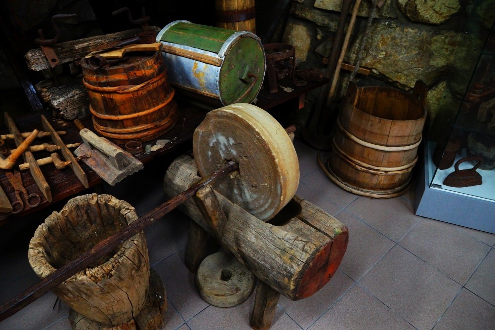 Станица Еланская, музей геноцида казачества. Утварь и инструменты старинного казачьего быта. Заточной станок. Станица Еланская, музей геноцида казачества. Утварь и инструменты старинного казачьего быта. Заточной станок.