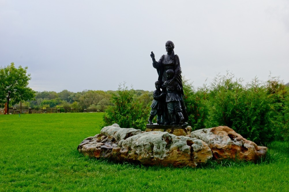 Станица Еланская, музей геноцида казачества. Казачка провожающая казака. Станица Еланская, музей геноцида казачества. Казачка провожающая казака.