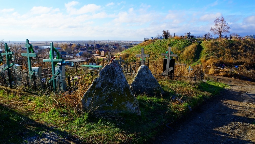 Противотанковые надолбы на рубежах обороны вокруг Ростова-на-Дону Противотанковые надолбы на рубежах обороны вокруг Ростова-на-Дону