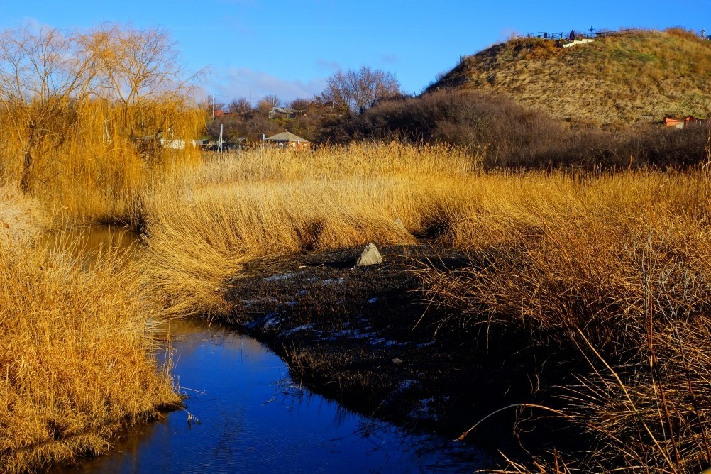 Противотанковые надолбы на рубежах обороны вокруг Ростова-на-Дону Противотанковые надолбы на рубежах обороны вокруг Ростова-на-Дону