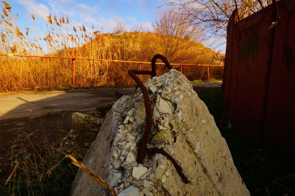 Противотанковые надолбы на рубежах обороны вокруг Ростова-на-Дону Противотанковые надолбы на рубежах обороны вокруг Ростова-на-Дону