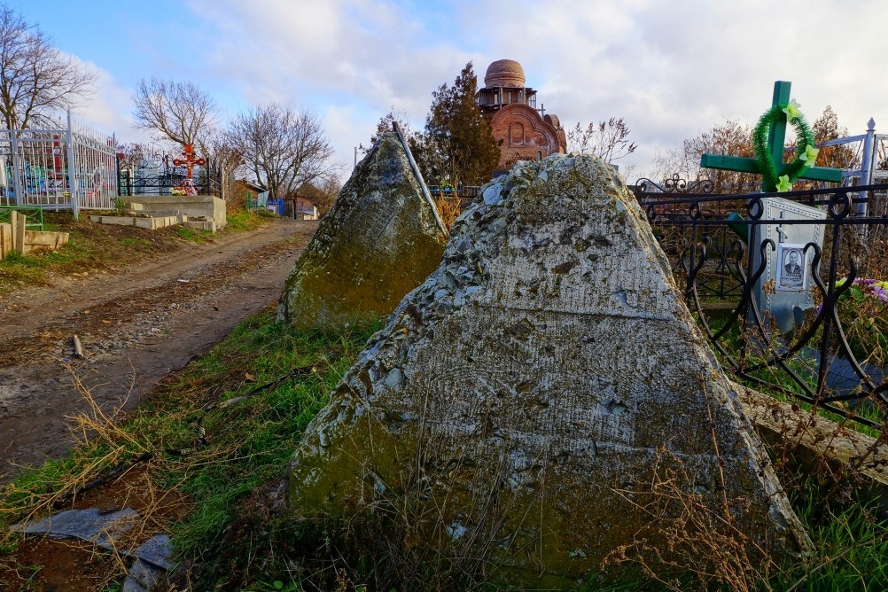 Противотанковые надолбы на рубежах обороны вокруг Ростова-на-Дону Противотанковые надолбы на рубежах обороны вокруг Ростова-на-Дону