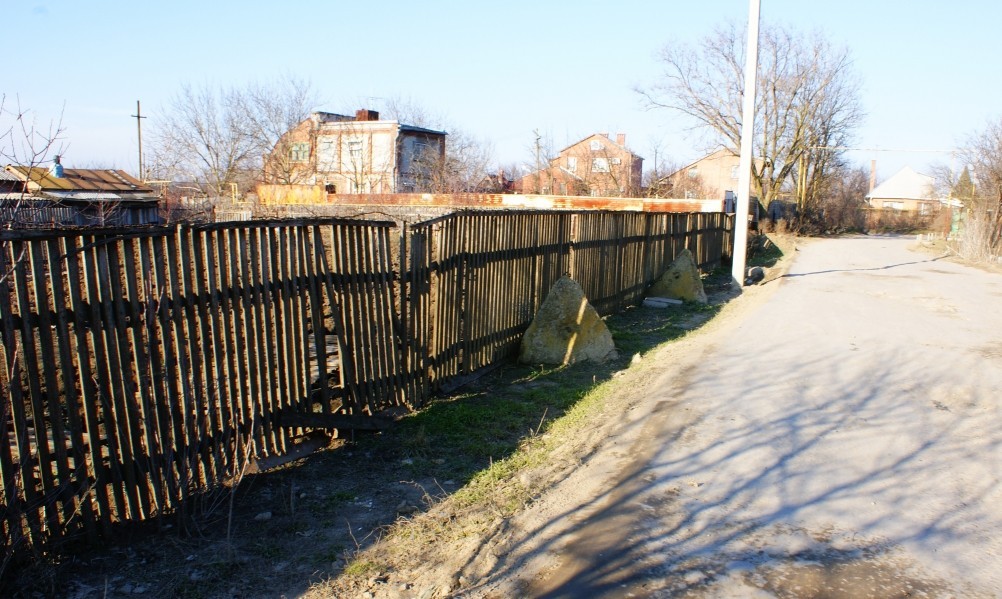 Противотанковые надолбы на рубежах обороны вокруг Ростова-на-Дону. Каратаево Противотанковые надолбы на рубежах обороны вокруг Ростова-на-Дону. Каратаево