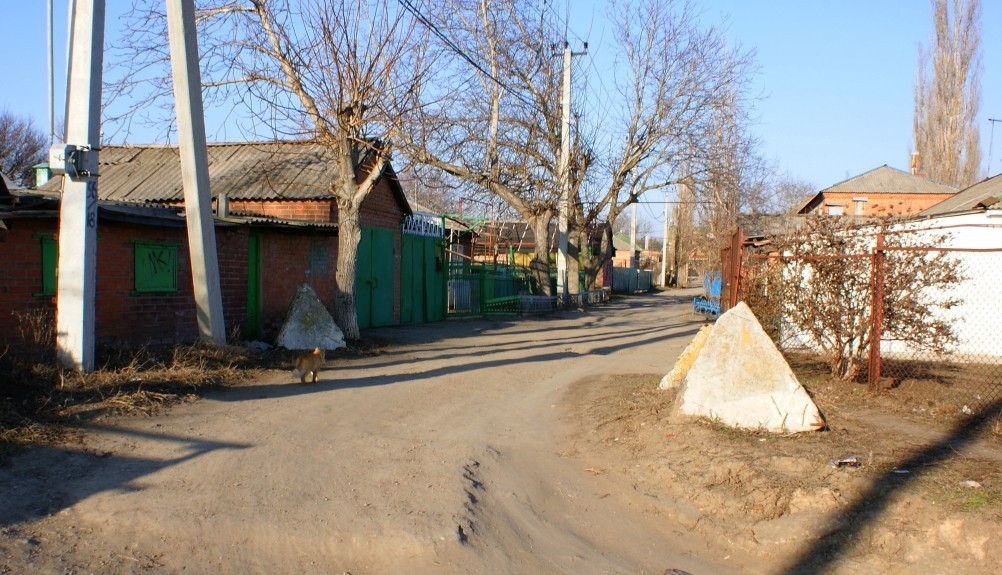 Противотанковые надолбы на рубежах обороны вокруг Ростова-на-Дону. Каратаево Противотанковые надолбы на рубежах обороны вокруг Ростова-на-Дону. Каратаево