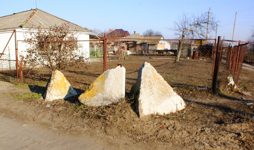 Противотанковые надолбы на рубежах обороны вокруг Ростова-на-Дону. Каратаево Противотанковые надолбы на рубежах обороны вокруг Ростова-на-Дону. Каратаево