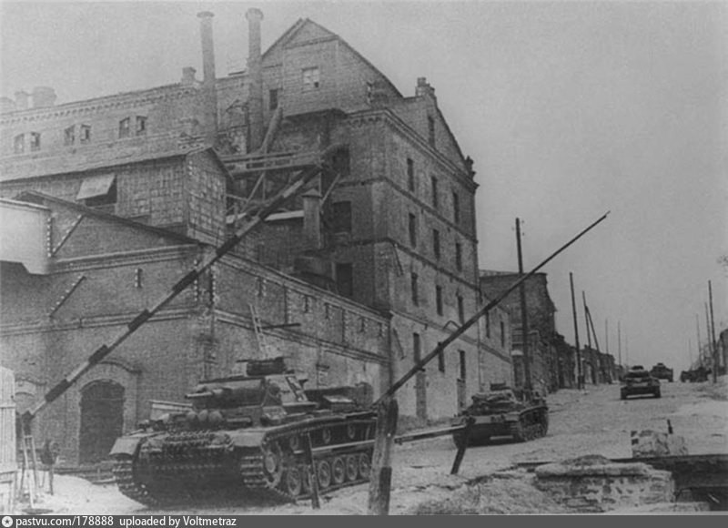 Первый подземный переход в Ростове-на-Дону на 29-й линии. Немецкие танки на 29-й линии.