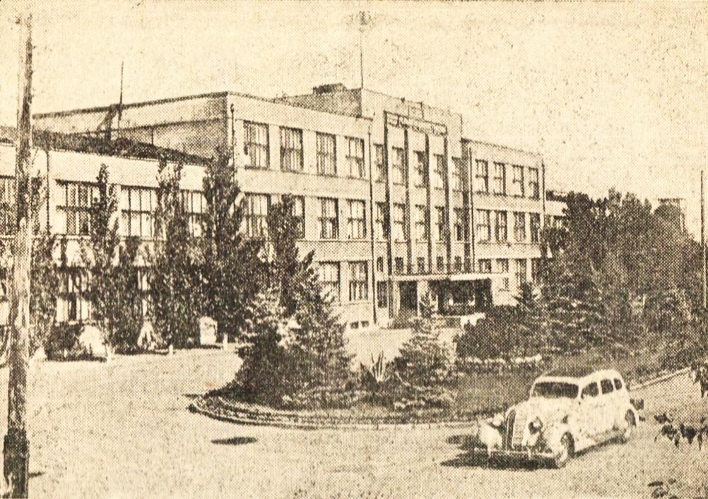 Заводоуправление Ростсельмаш с каланчей на заднем плане, 1941 г. Заводоуправление Ростсельмаш с каланчей на заднем плане, 1941 г.