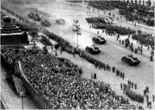 Танки Гражданской войны. Английские танки на Красной площади.