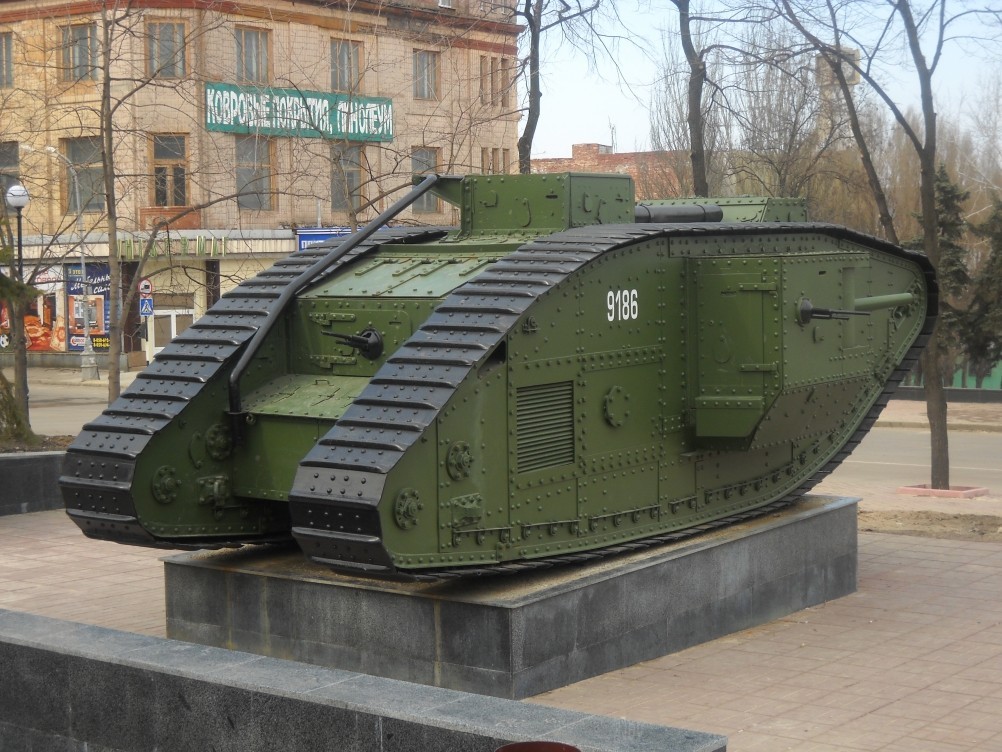 Танки Гражданской войны. Памятник в Луганске.