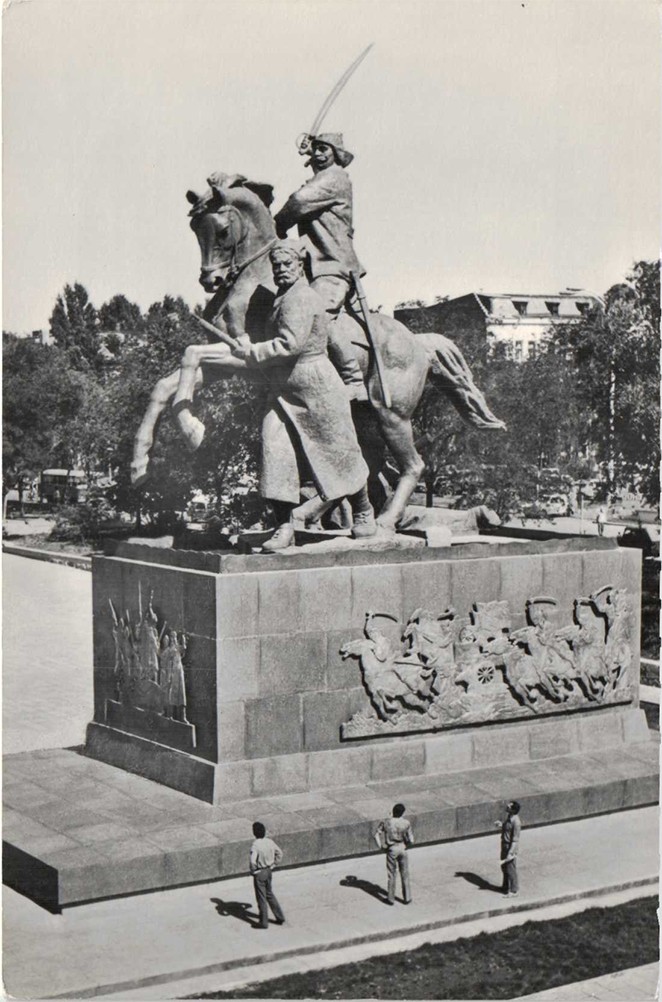 История памятника Первоконникам на площади Советов и гражданской войны в Ростове