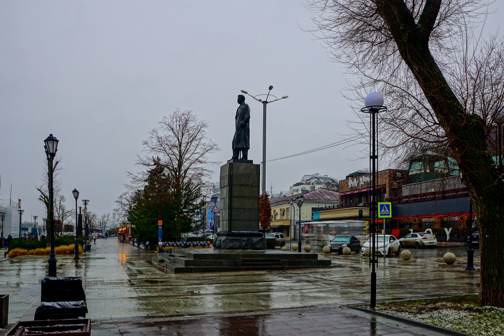 Два памятника Горькому в Ростове-на-Дону
