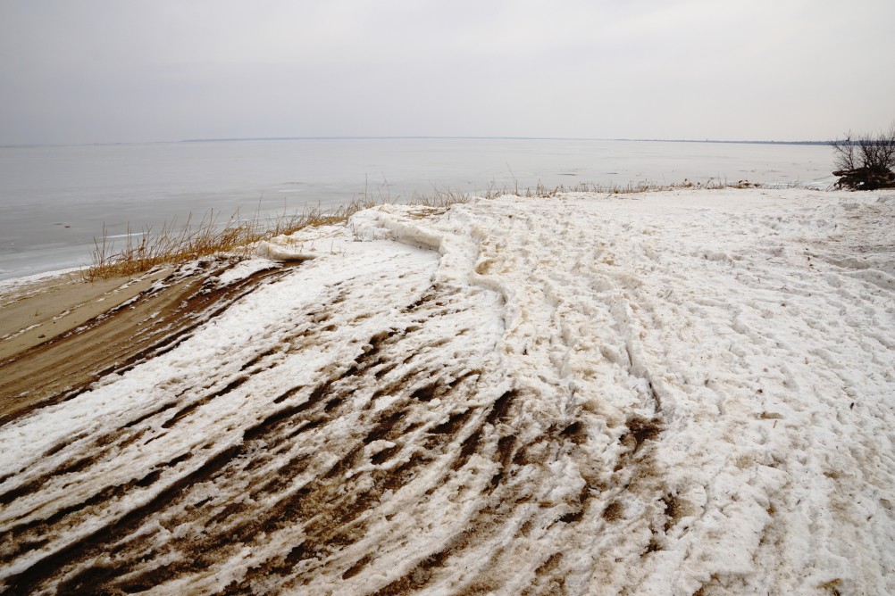 Песчаные сосульки на берегу Таганрогского залива во время ветрового нагона воды