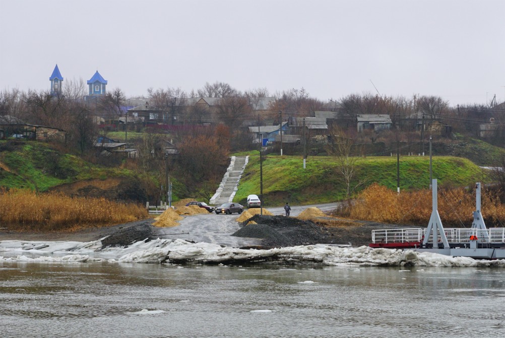 Понтонный мост в Краснодонецкой на Северском Донце